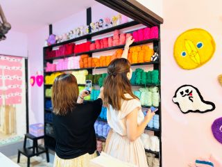 約10p四方のサイズでタフティングを打ちキーホルダーに仕上げるコース♪たくさんある毛糸からお好きなカラーをお選びいただけます!