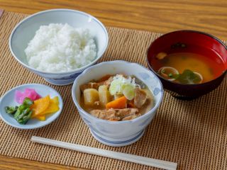 当館でも人気を誇る"もつ煮定食"