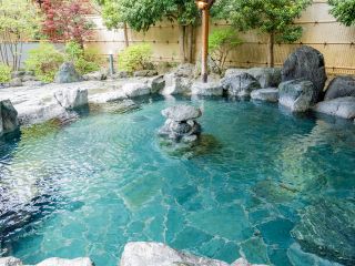 美肌の湯ともいわれる、地下から湧き上がる天然温泉を兼ね備えた露天風呂