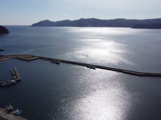 地上100mからの越喜来湾