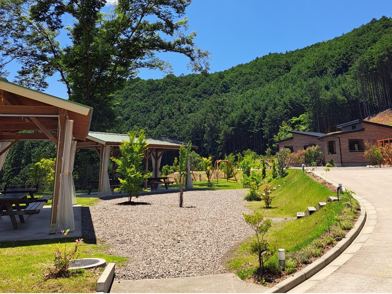 ΂Ɉ͂܂ꂽiςƎR̕𖞋iĂ܂