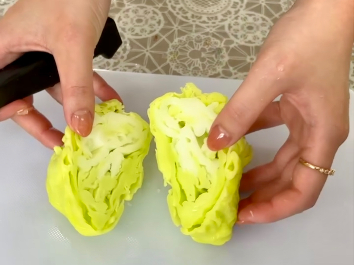 レタスをカット