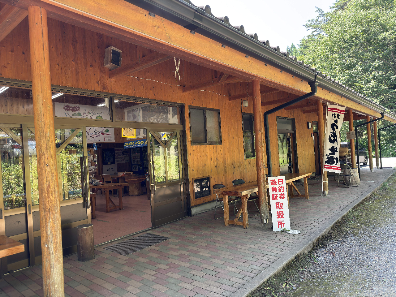 昼食会場の滝川の里