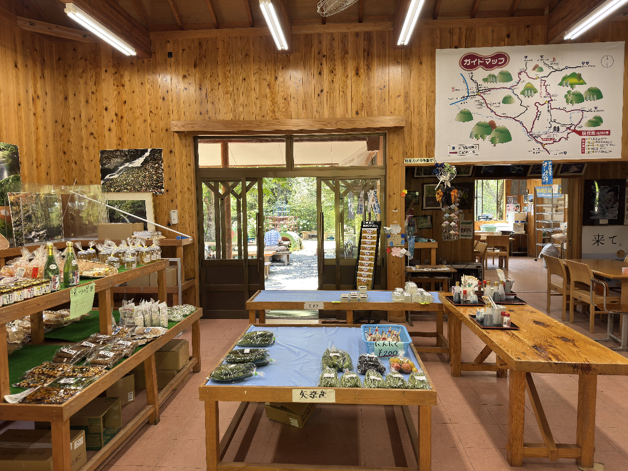 地元で採れた野菜も売っています