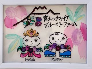 ディンプルアートとは、車のフロントガラスの製造過程で出る廃材でできた超透明絵の具を使用したアートのこと。ステンドグラス風のキラキラecoアートです。