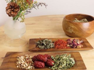 美容よもぎ蒸しでは女性に嬉しい生薬がたくさん!オレンジピールやローズなど素敵な香りに包まれて素敵なリラックスタイムを。