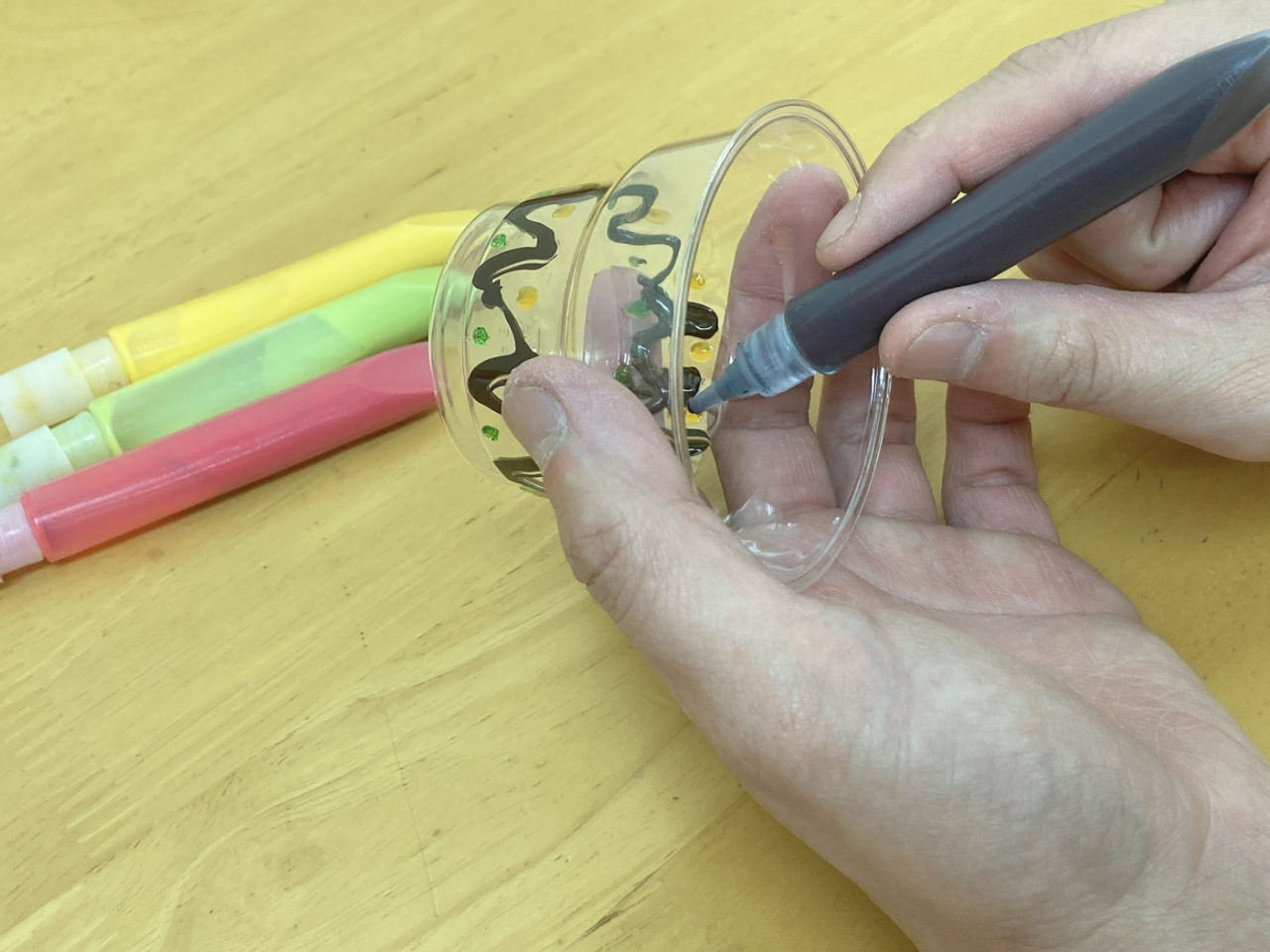 まずはカップにお好きなソースを塗るところからスタート!