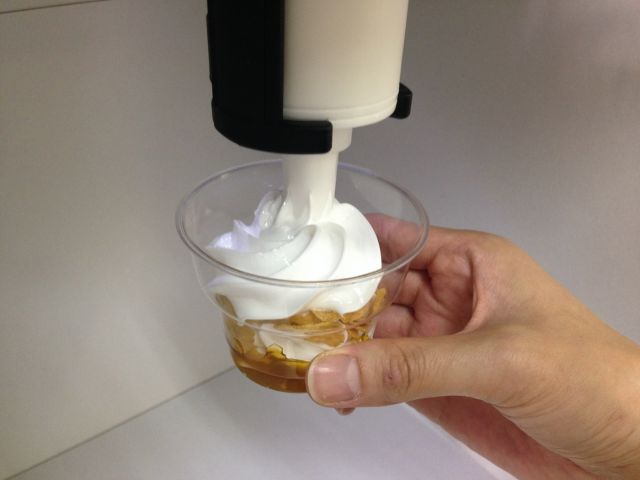 本物そっくりのクリームをマシンでしぼります!