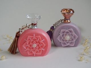 花柄の香水瓶