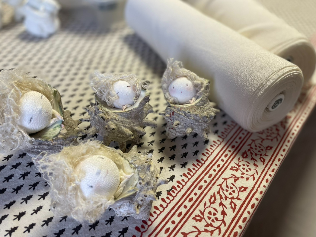 サザエ貝、粘土で顔作り、白縮緬で貼り、絹キビソ髪あしらって、完成。その日にお持ち帰り出来ます。