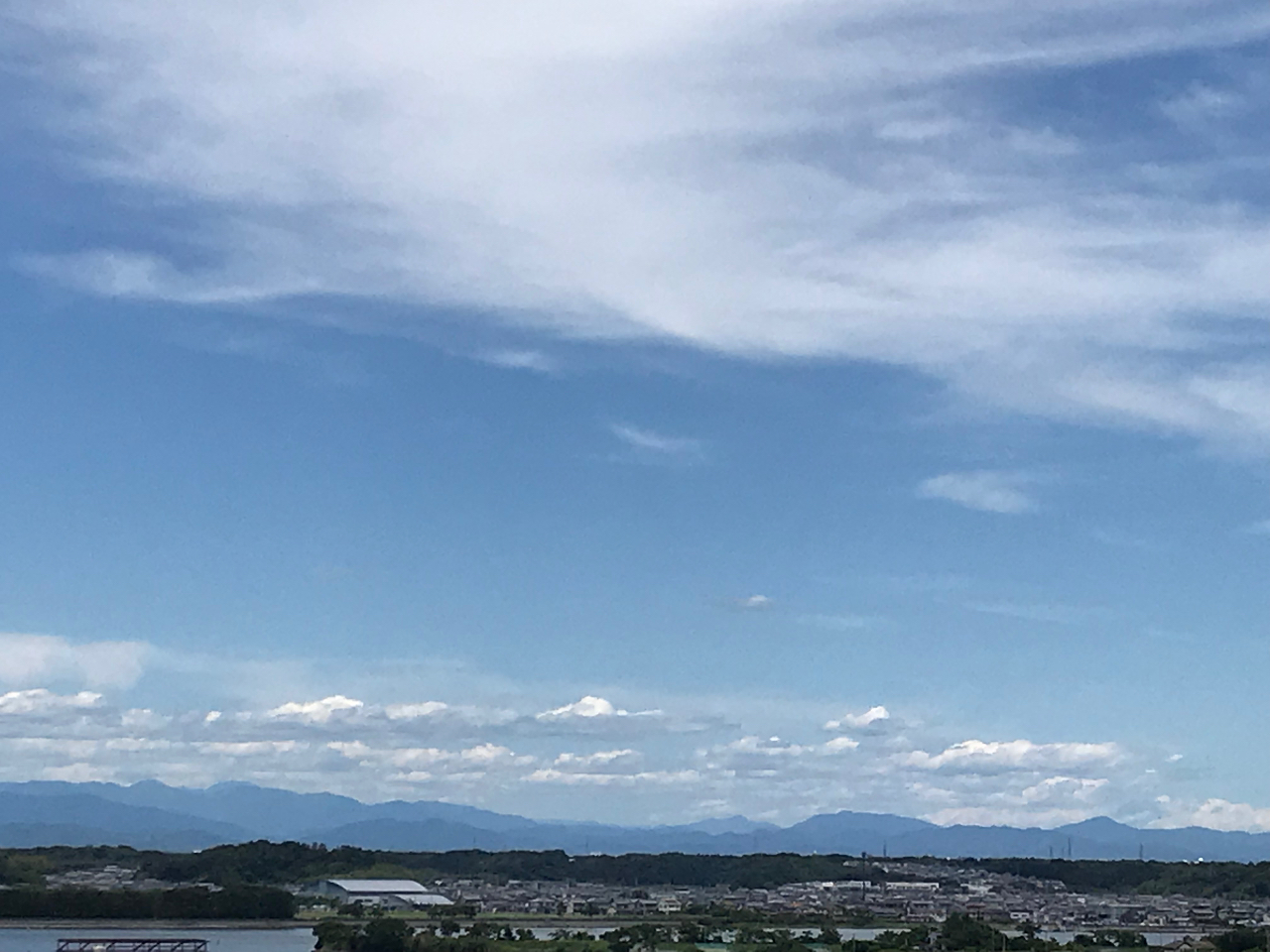 眺めの良い弁天島アトリエから、浜名湖、青い空、雲の旅路、日によっては遠くに南アルプスや富士山が見えます