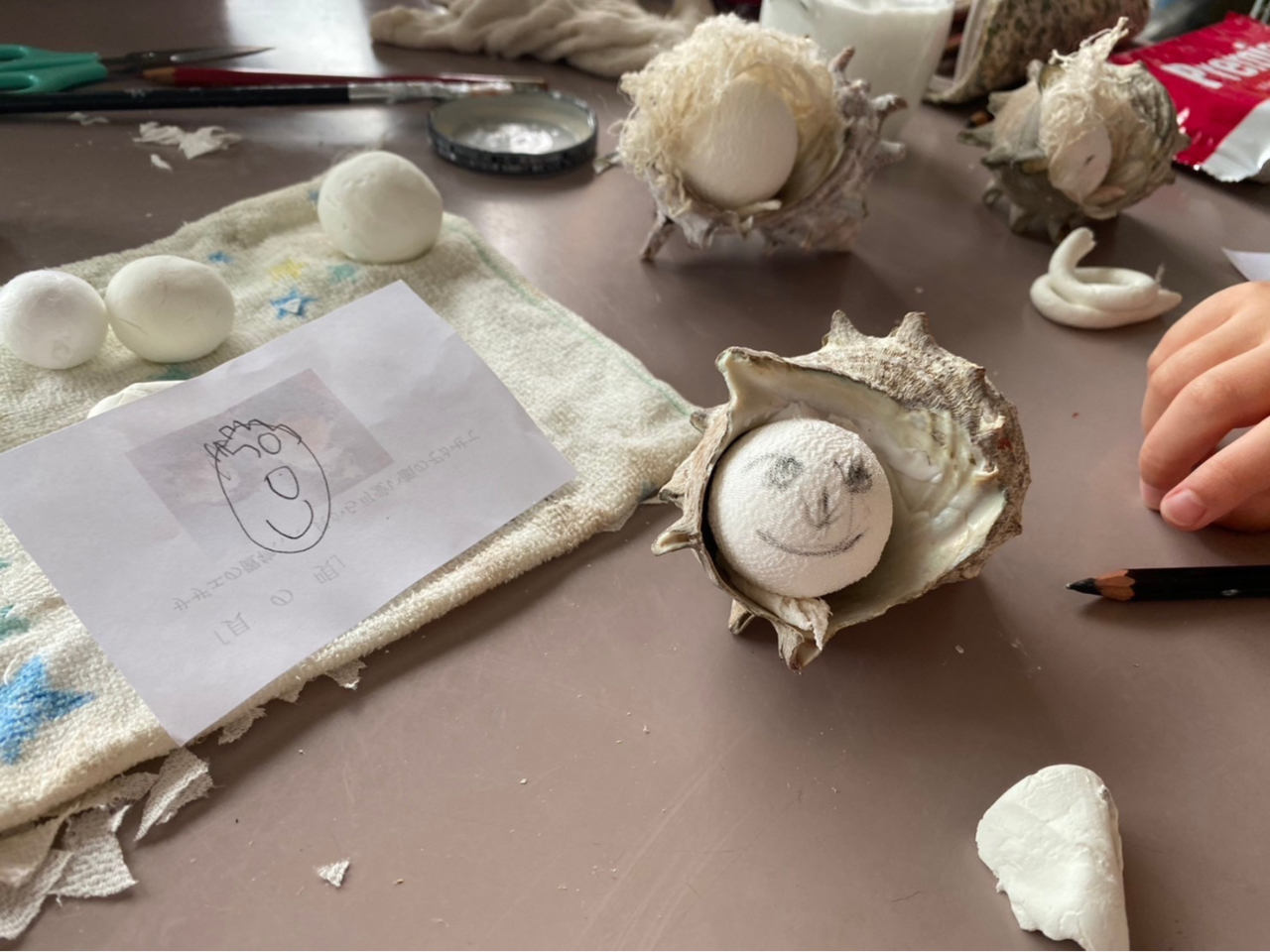 サザエのお顔、や手は、絹生地(白ちりめん)貼りつけていきます