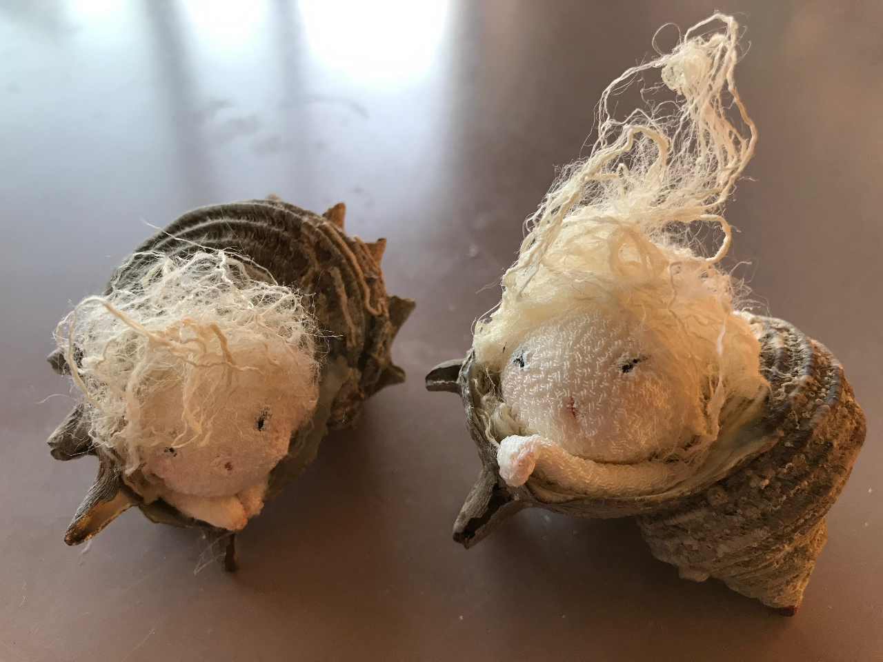 全て自然界の恵みの素材を使った サザエの置物!材料サザエ、肌シルクの縮緬、髪シルクキビソ糸