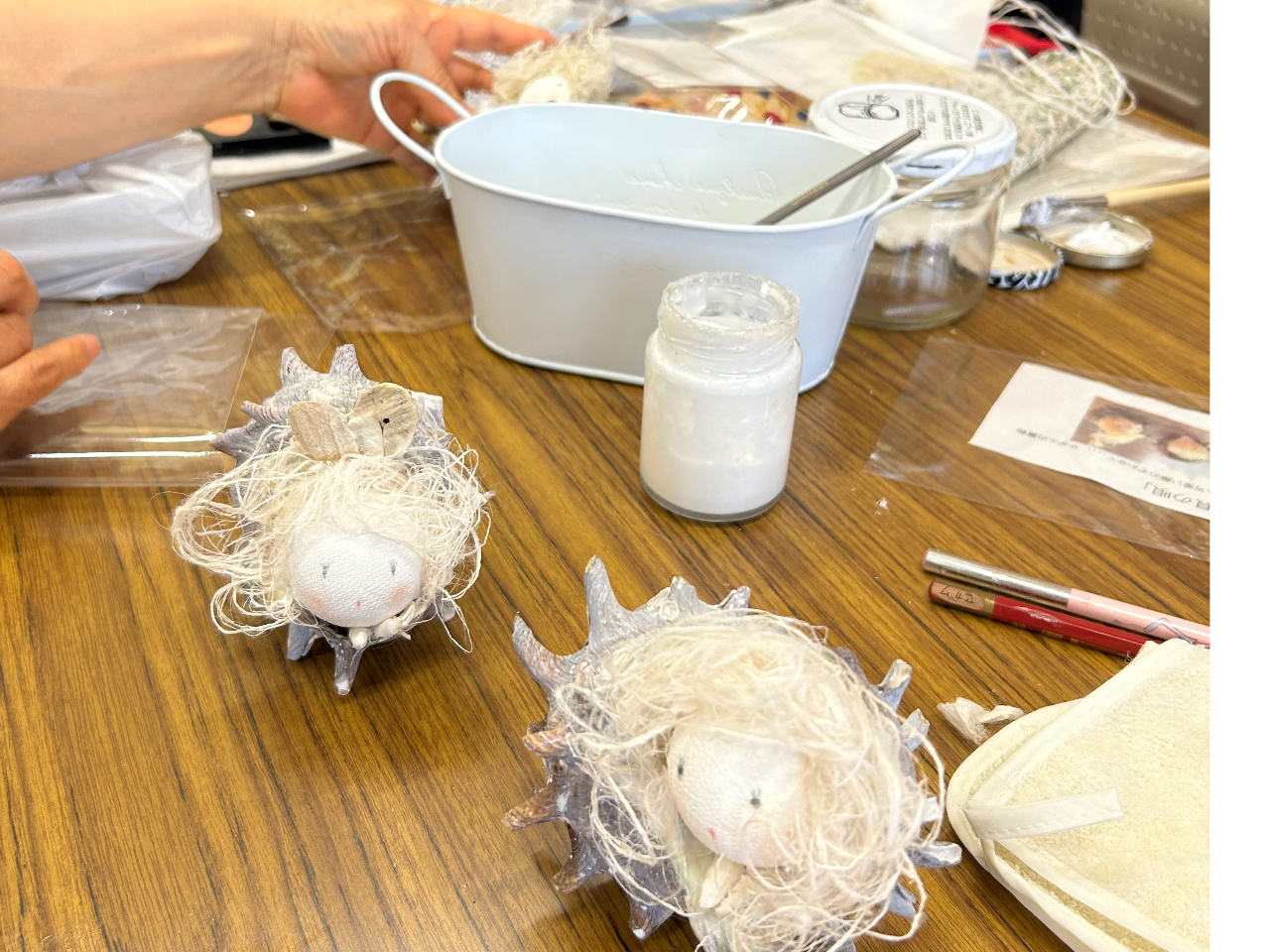 サザエの置物制作体験中!