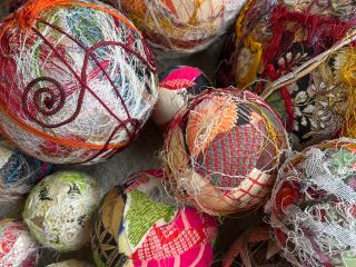 カラフルな玉!スチロール球(7?8cm)に貼る様々な古裂と様々な糸など材料キット込み!