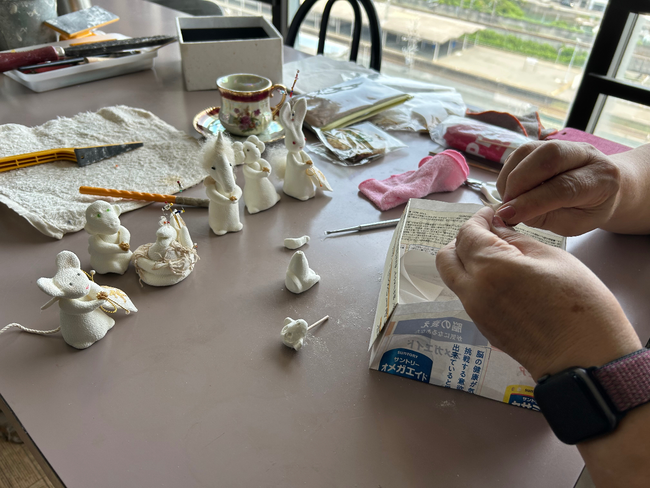 粘土で干支成形し乾燥後、絹生地を貼り仕上げる作品、体験では時間が無いので各干支を用意してます。仕上げの体験して頂きます。