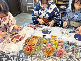お好きなカラーのお花を組み合わせてオリジナルの髪飾りを作ることが出来ます!初心者の方でも大丈夫!丁寧にお手伝い致しますのでお気軽にお越しください!