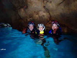 深い青の光が貴方を幻想の世界へと誘います。