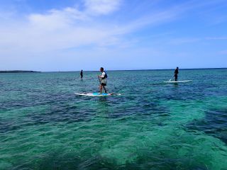 これぞ真栄田ブルー!この下のは沢山のコーラルフィッシュ達が優雅に泳いでます!(^^)! マスクとシュノーケルを着けて覗き込んでみましょう(^^)/