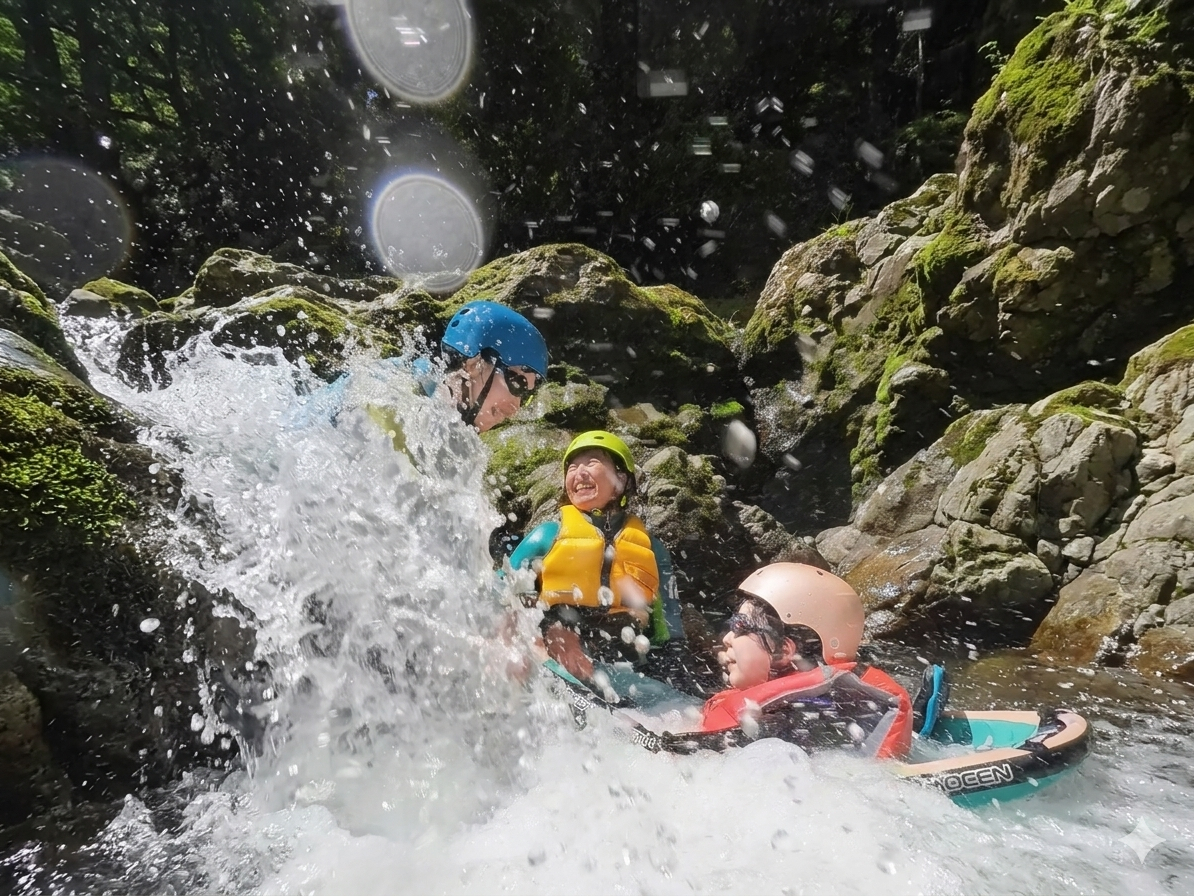 ��Ɍ������č����ɃW�����v�I�����ɔ�э��ޏu�Ԃ𒇊ԂƋ��L�B�E�C���o���Ĕ�񂾂��Ƃ̑u�����͌��t�ł͓`�����܂���I