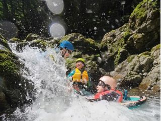 空に向かって豪快にジャンプ!清流に飛び込む瞬間を仲間と共有。勇気を出して飛んだあとの爽快感は言葉では伝えられません!
