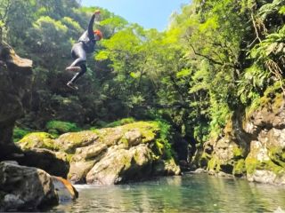 空に向かって豪快にジャンプ!清流に飛び込む瞬間を仲間と共有。勇気を出して飛んだあとの爽快感は言葉では伝えられません!