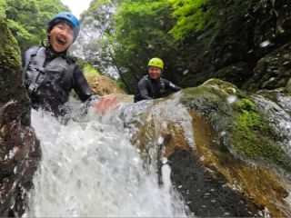 空に向かって豪快にジャンプ!清流に飛び込む瞬間を仲間と共有。勇気を出して飛んだあとの爽快感は言葉では伝えられません!