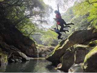川の中で楽しむ究極のアウトドアアクティビティ!