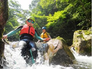 4名以上で半額!宮崎・加江田渓谷が学生特別価格で体験できる。青春のすべてをここに!友達を誘って、今年一番の思い出をつくりに来てください!