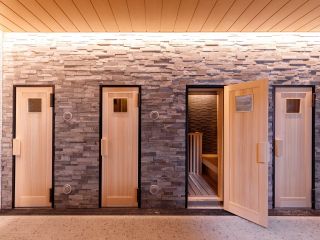 こちらが、セルフロウリュ可能な個室サウナブース(男性4ブース、女性1ブース)でございます♪