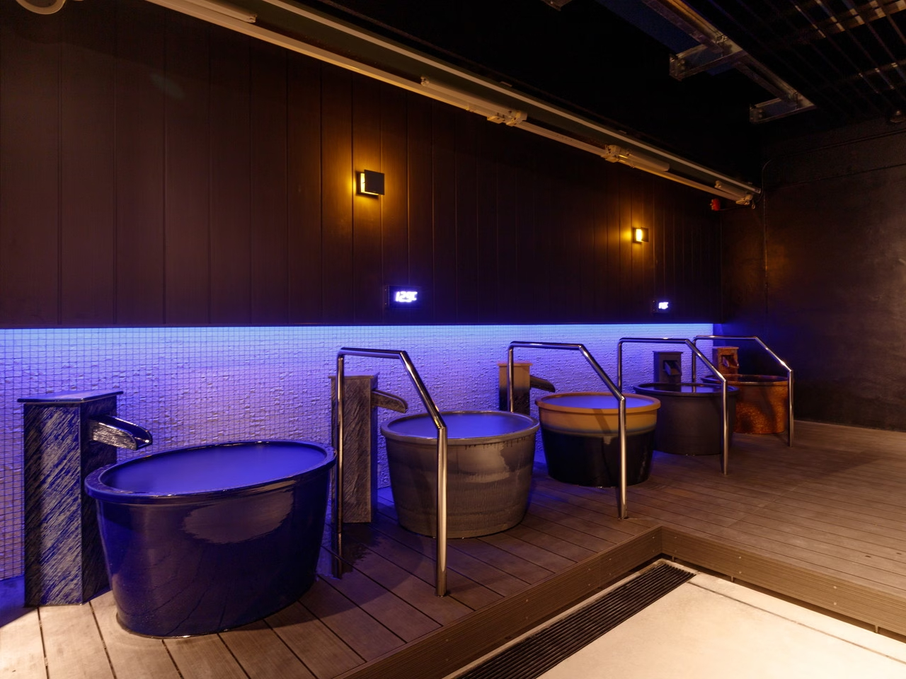 �����炪�A�����C�i�j��5��A����2��j�ł����F�Ƃ�ǂ�ȐM�y�Ă�1�l�p���핗�C��݂��Ă���A���R�A��̒�����̌b�݂ł���V�R�n������Ƃ��߂��������܂���