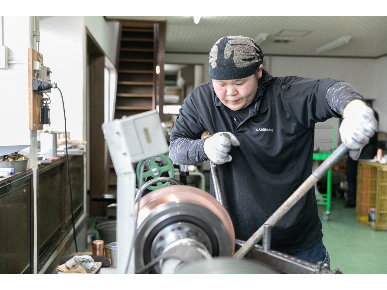 新潟・燕三条】職人直伝の“へら絞り”体験でオリジナル①ぐい呑みつくり