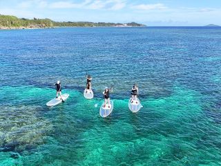 透明ボードで水中まで。宮古ブルーを体感。