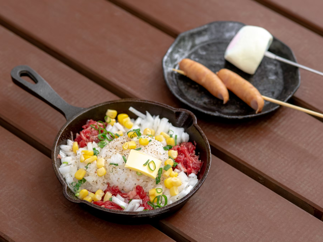 子供メニューです。国産牛を利用したペッパーライス、ウインナー串。さらに食後の焚き火マシュマロのセットになります。