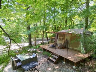 グランピングプランはテントサイト、焚火、BBQが同時に楽しめる3時間パックになります。食材は隣接している料亭が提供している厳選食材になります。