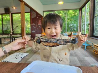 ガブリ!大きい魚を釣ってご満悦!子供でも釣りを楽しめます