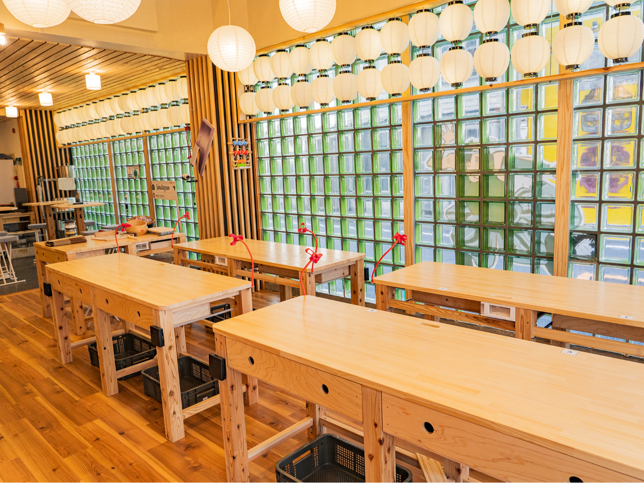 2ɑ̌łLyAe[uŁAؖڂ𒭂߂Ȃ̌ł܂BKXǂ疾邢݂܂B