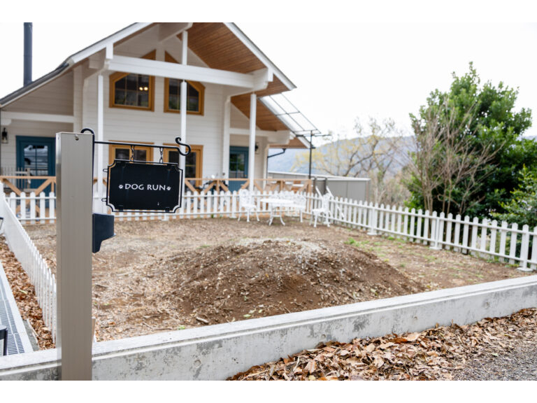 《SOLACEカフェ(無人コワーキングスペース&カフェ)/ドッグラン外観》気密断熱と省エネに優れたセロエネルギーハウスの認証を日本で初めて受けたログハウス