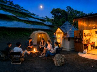 夜はライトの灯りで落ち着いた雰囲気に。持ち込みテントでも夜のキャンプ時間を楽しめます。