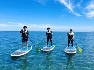 青空と青い海の上でパドルを漕ぐ開放感をキャンプとセットで楽しめます。