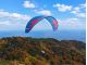 紅葉と青い海を背景に上空からの眺め。伊豆スカイライン沿いの80万u専用フィールドでのフライト。