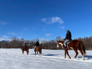 雪の上をトレッキング