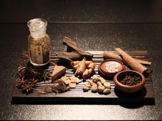 お庭の見えるお座敷へご案内し、お香の歴史のお話・塗香についてのお話をお聞き頂きます。