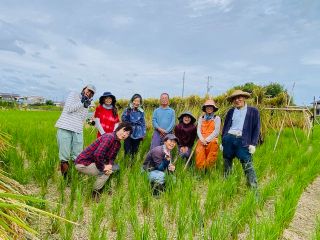 2023年の稲刈りメンバー。ほかの方の田んぼをお借りして、はさがけ(天日干し)。