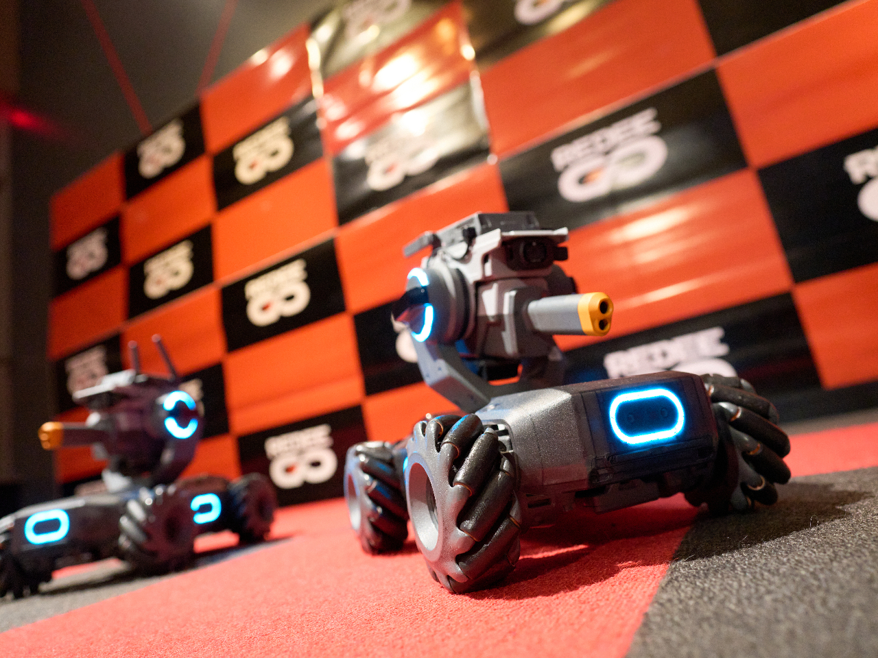 �s����^�h���[���̌��t�^�u���b�g�̑���ŏc�����s�Ɉړ��ł��܂��B���ڂ����J�����ő����F�����A�ΐ�Q�[�����y���ނ��Ƃ��ł��܂��B