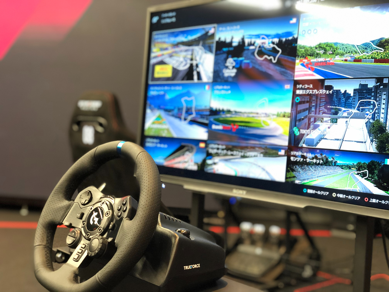 �se���[�^�[�X�|�[�c�̌��t���A���ȉf���Ő��E�e���̃T�[�L�b�g�R�[�X���y���߂郊�A���h���C�r���O�V���~���[�^�[�ł��B