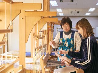 高機(たかはた)で、オンリーワンのティーマットを織ります