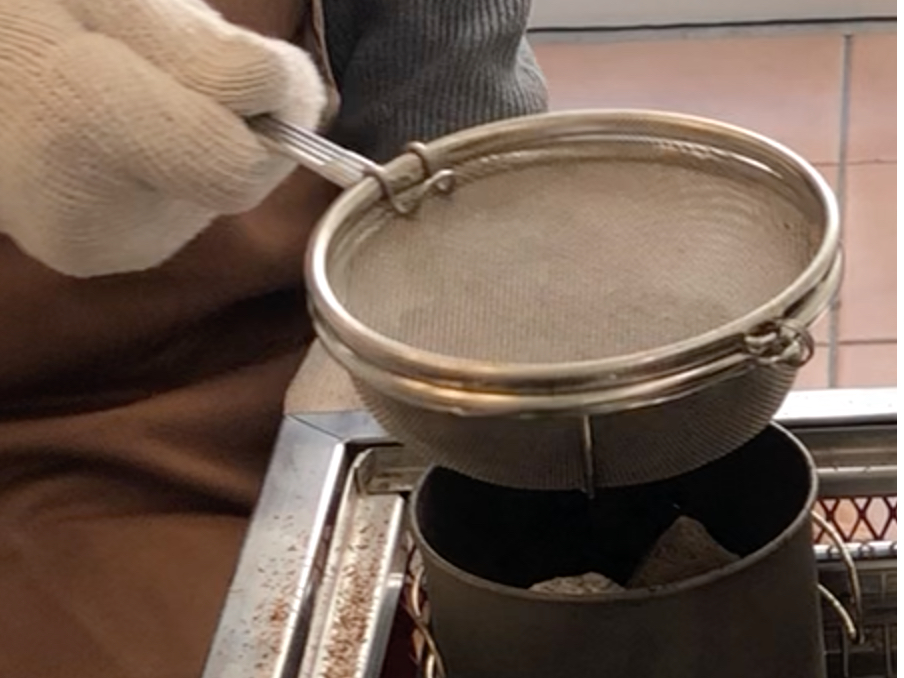 炭火焙煎の様子
