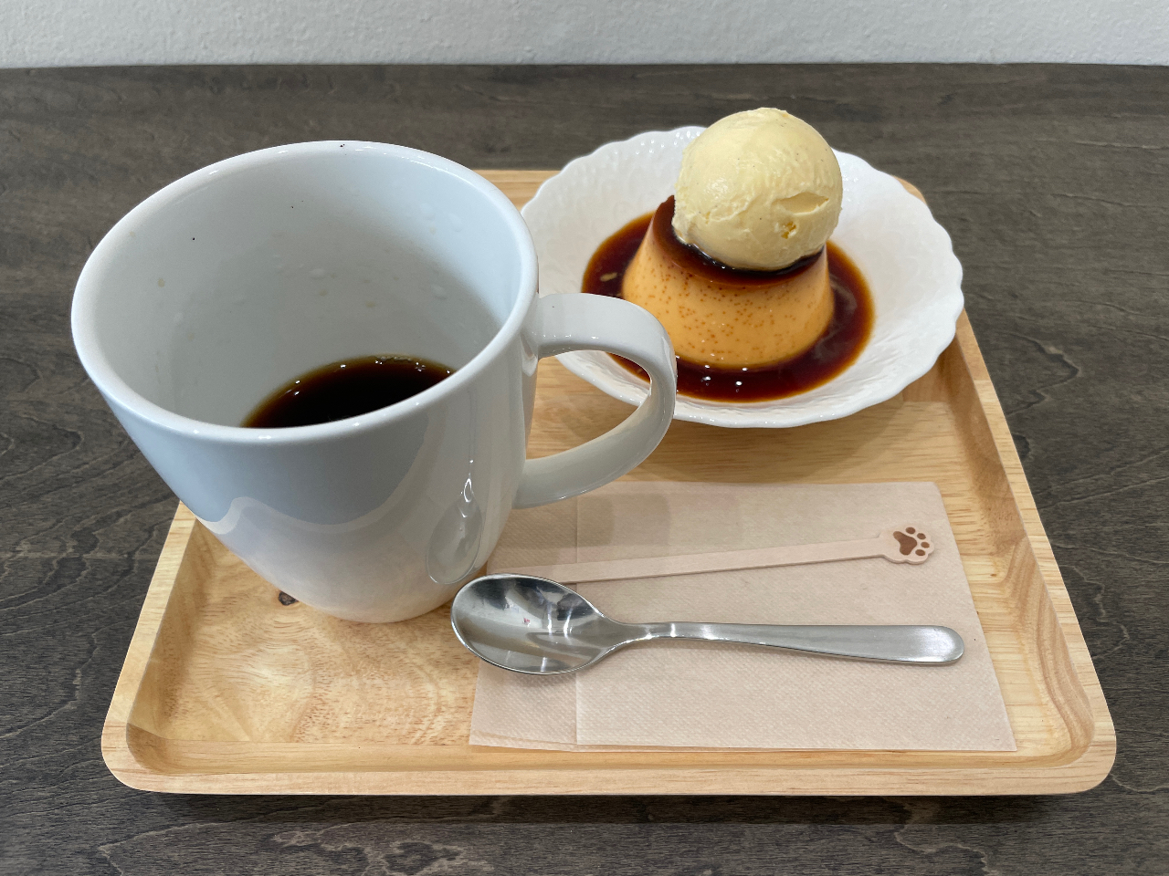 焙煎したてのコーヒーをデザートとともに