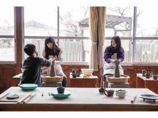趣ある木造校舎内で陶芸を学ぶことができます!